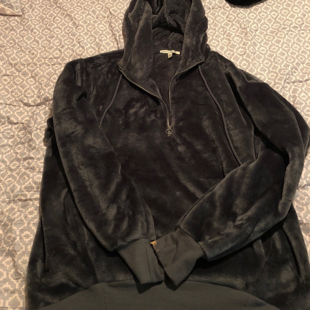 Express pull over size small - Picture 2 of 4
